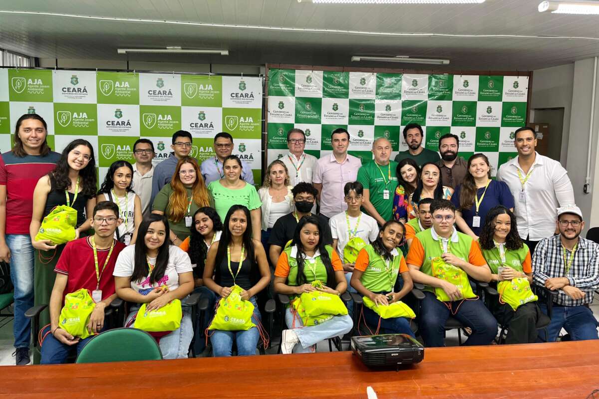 Seplag participa de entrega de fardamentos para jovens do Programa AJA